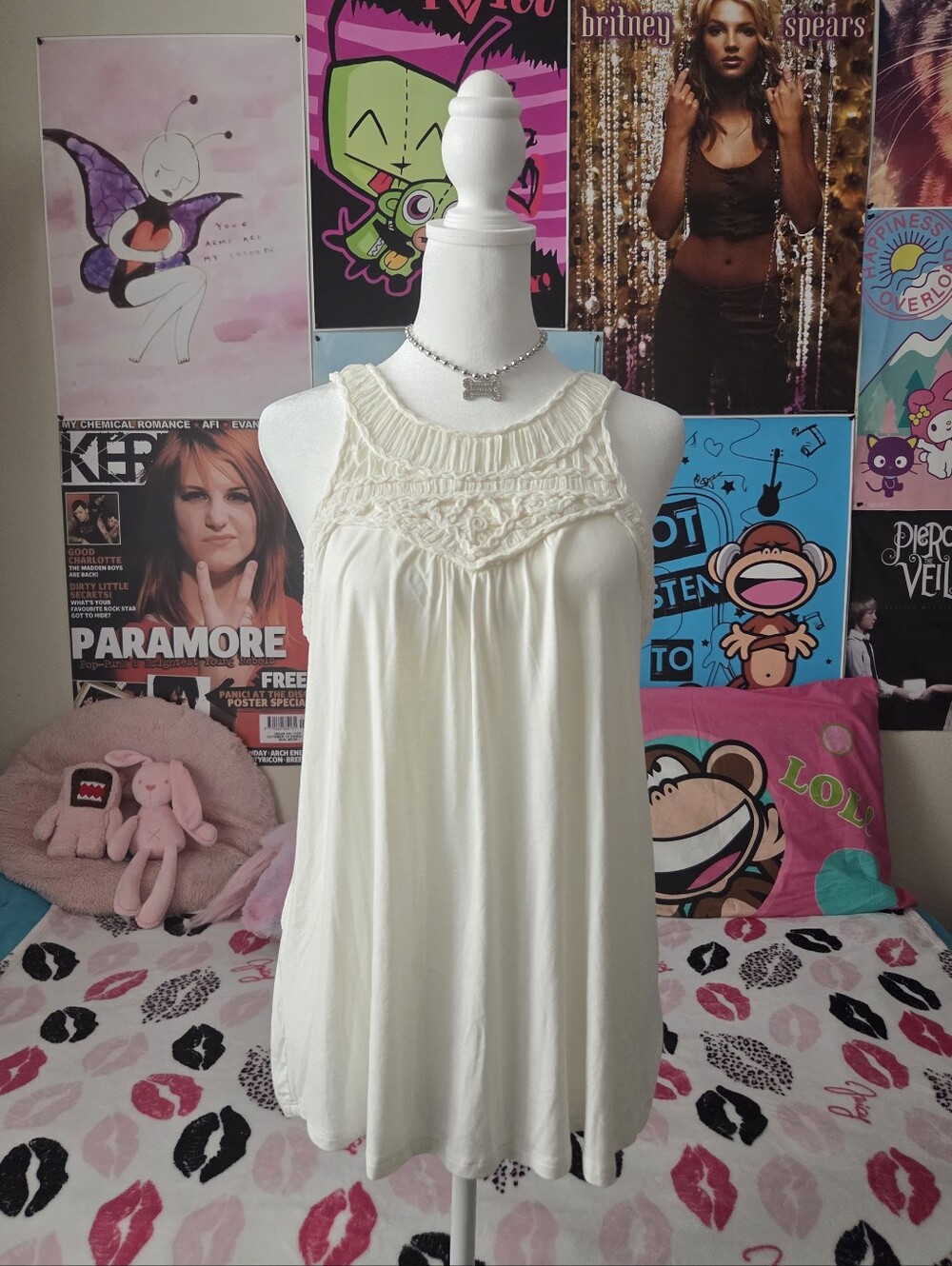 Y2k white flow tank with lace detail and early 2000s charm